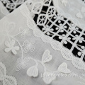 ホワイトポリエステル織物の花カットワークレース刺繍生地
